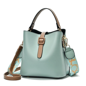 Sac seau vert menthe avec large bandoulière à motifs et poignée en cuir marron