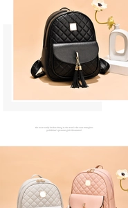 Détails des couleurs du sac à dos matelassé avec pompons et accents métalliques