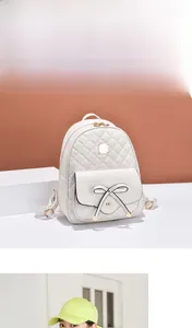 Detailansicht des weißen gesteppten Rucksacks mit Schleife und goldenen Metallelementen