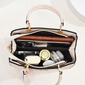 Borsa a mano beige spaziosa con scomparti interni che mostrano la grande capacità
