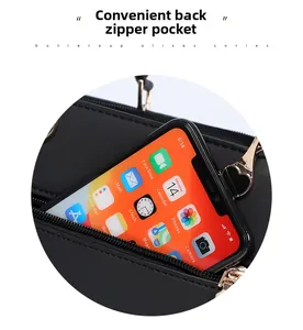 Dettaglio della tasca posteriore con cerniera di questa borsa a spalla in pelle nera