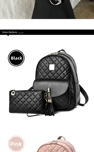 Détails de sacs à dos matelassés noir et rose avec ferrures dorées et pompons
