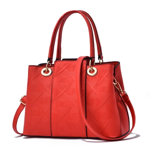 Klassische rote geprägte Handtasche mit Doppelgriffen und goldenen Beschlägen im Design