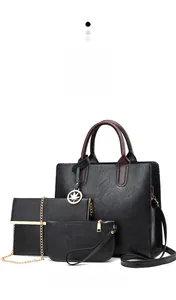 Dreiteiliges schwarzes Shopper-Set aus Leder mit Textur und goldenem Blattanhänger