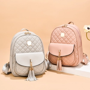 Ensemble sac à dos matelassé pour femme avec pompons en gris clair et rose orange