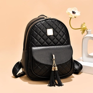 Sac à dos chic en cuir noir matelassé avec glands à franges et détails dorés élégants