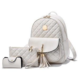 Ensemble sac à dos 3 pièces beige matelassé avec pompons et détails dorés