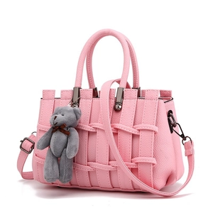 Sac à main rose tissé en similicuir avec pendentif ours et bandoulière réglable chic