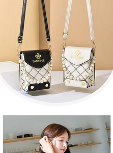 Vue détaillée du mini sac pour téléphone matelassé avec anse en perles et rivets métalliques