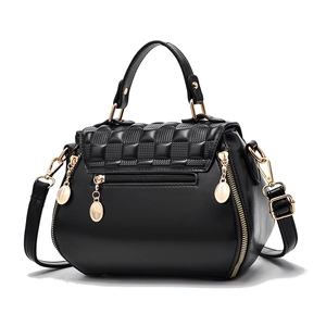 Elegante borsa a secchiello nera con patta trapuntata e hardware dorato, stile moda 2025