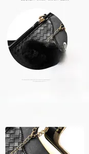 Détail du sac à main noir tressé avec chaîne dorée et breloque pompon en fausse fourrure