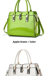 Détails macro du motif crocodile verni sur les sacs à main vert pomme et blanc crème