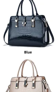 Sacs à main vernis à motif crocodile bleu et beige avec détails de ferrures dorées