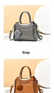 Détail d'un sac cabas gris matelassé avec ferrures dorées et pompon décoratif