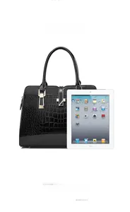 Sac à main noir motif crocodile comparé à un iPad pour montrer la grande capacité