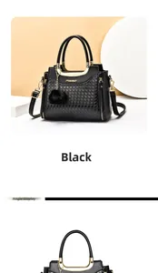 Détail d'un sac à main en cuir noir matelassé avec poignée dorée et pompon décoratif