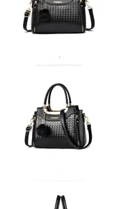 Détail du sac cabas en PU tressé noir avec ferrures dorées et pompon en fourrure