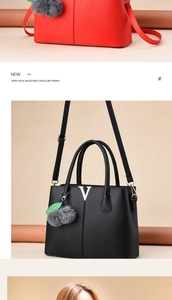 Detail der Handtasche aus Litschi-Leder mit V-Logo aus Metall und Plüsch-Anhänger