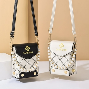 Mini sac bandoulière matelassé avec rivets dorés et chaîne perle en blanc et bicolore