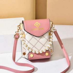 Mini sac bandoulière en cuir matelassé rose et blanc avec poignée perle et rivets dorés
