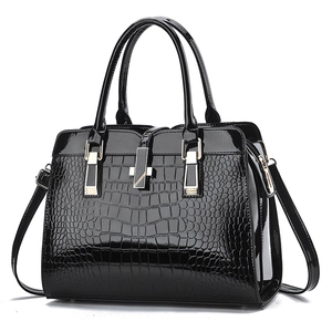Sac à main chic noir à motif crocodile en cuir verni avec détails dorés et bandoulière