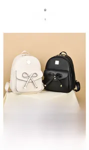 Détail d'un ensemble de sacs à dos en cuir PU avec nœud papillon et fermetures éclair dorées