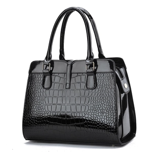 Sac à main noir brillant à motif crocodile avec doubles anses et finitions argentées