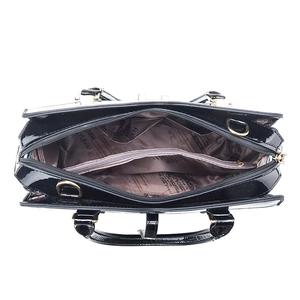 Sac à main en cuir verni noir avec intérieur compartimenté et détails dorés