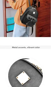 Détail du mini sac à dos noir avec finitions métalliques dorées et texture de cuir