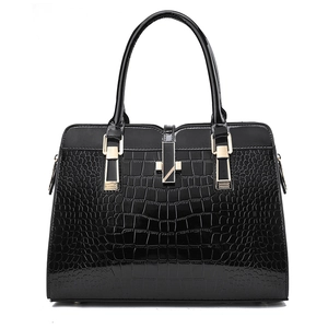 Sac à main noir brillant à motif crocodile avec fermoir doré et poignée élégante