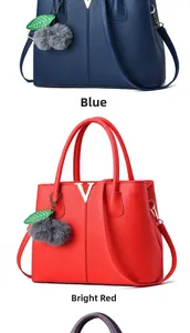 Detailansicht von Handtaschen mit Litschimuster in Blau und Rot mit Metall-V-Akzent