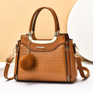 Sac à main marron en cuir PU à texture tressée avec garniture dorée et pompon doux