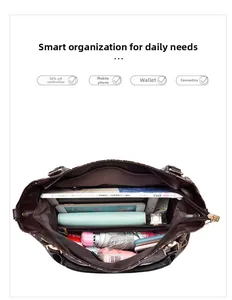 Vista interna di una borsa marrone che mostra lo spazio per tablet e oggetti vari