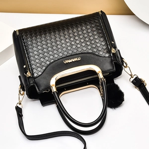 Sac à main noir en simili cuir tressé avec poignées dorées et pompon décoratif