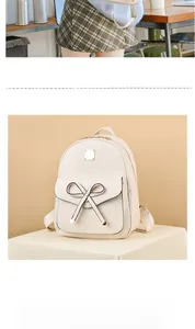 Détail d'un ensemble sac à dos en cuir PU beige avec nœud 3D élégant et texture lychee