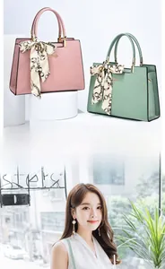 Detailansicht der Ledertaschen in Rosa und Grün mit floralen Seidentüchern am Griff