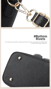 Detailansicht der Ledertasche mit goldenen Beschlägen und schützenden Bodennieten