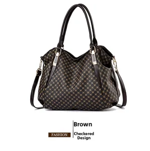 Borsa marrone con motivi geometrici e dettagli di pieghe laterali in pelle