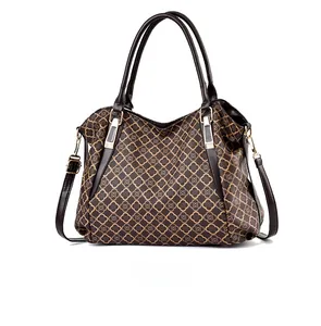 Dettaglio della borsa tote marrone con monogramma a quadrifoglio e finiture dorate