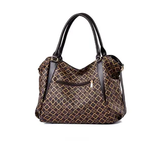 Vista posteriore di una borsa in morbida pelle con motivi floreali e una tasca con zip