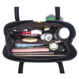 Schwarze Handtasche aus Lychee-Leder mit großen Innenfächern und viel Stauraum