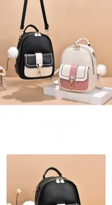 Détail d'un mini sac à dos bicolore avec poche matelassée et breloques en forme d'étoile