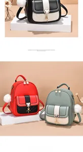 Détails de sacs à dos matelassés bicolores avec fermoir cœur et pompon en fausse fourrure