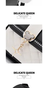 Détail de la décoration Mickey et de la prise casque sur le sac à dos bicolore