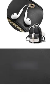 Détails du mini sac à dos bicolore avec prise casque, fermeture éclair et pompon doux