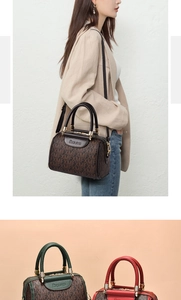 Borsa Boston in marrone, verde e rosso con motivo monogramma e doppi manici corti