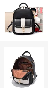 Vue détaillée du sac à dos bicolore avec fermoir Mickey Mouse et poches de rangement internes