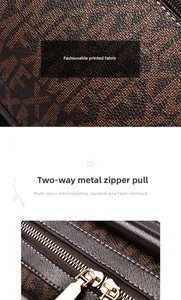Dettaglio della texture in pelle stampata marrone e cerniere doppie in metallo dorato