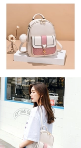 Détail du sac à dos crème avec poche rose matelassée, pompon et vue style de vie urbain