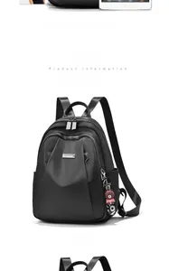 Détails du sac à dos en cuir souple noir avec breloque ours et comparaison iPad 9,7 pouces